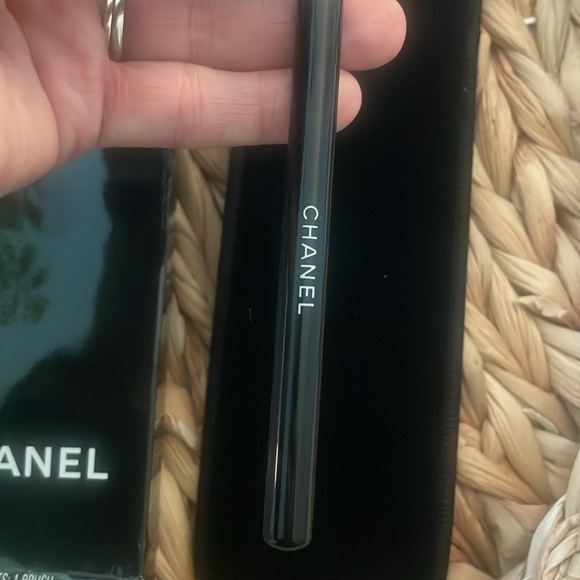 Chanel limited edition ostrich feather Pinceau Lumiere Loose Powder brush. NIB - Picture 6 of 12